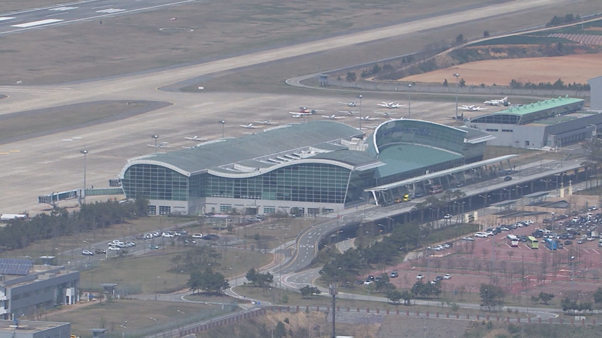 무안공항 셧다운 1년, 정치적 갈등과 교통 혼잡 속 지역 경제 위축