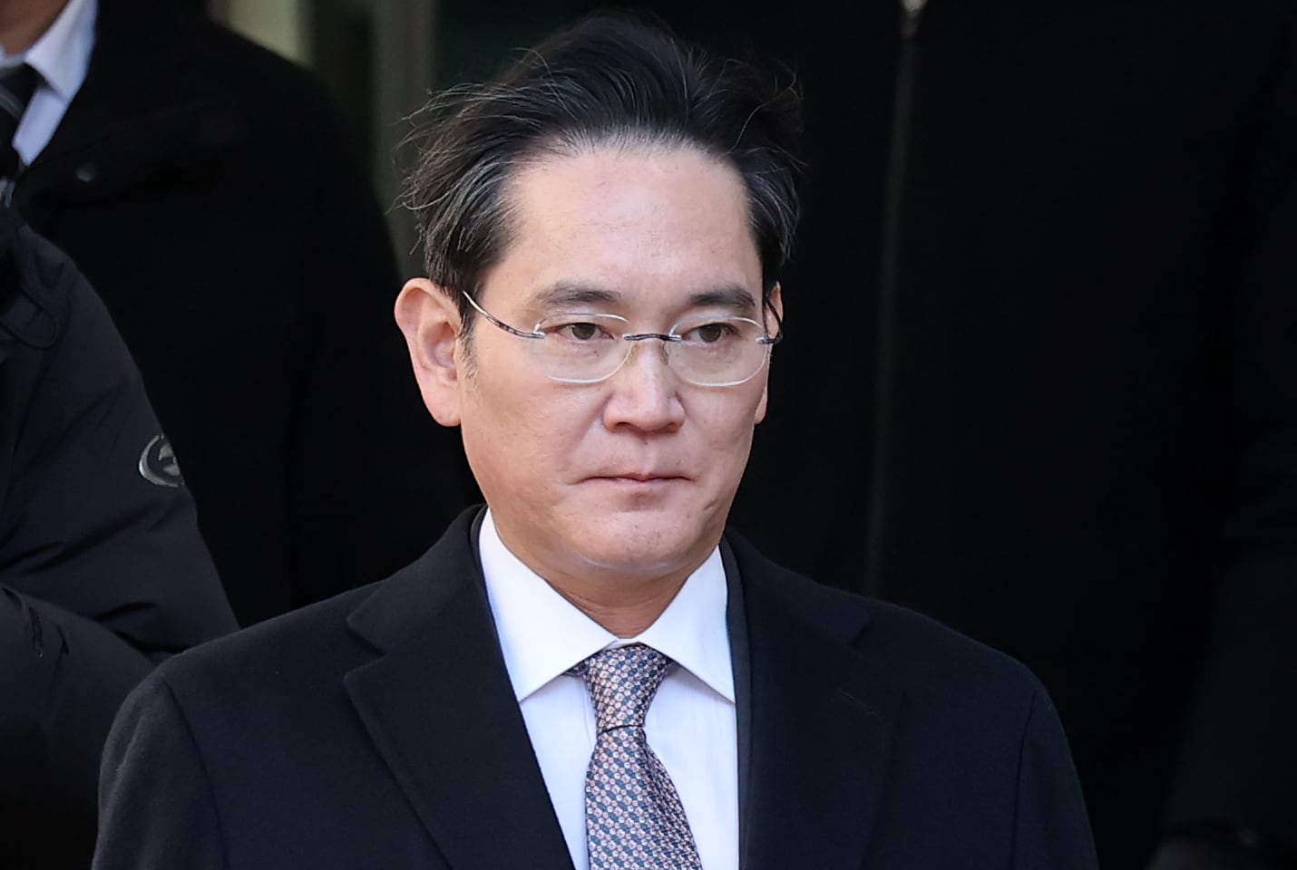 2주에 한 번꼴 재판 불려다닌 사이… 반도체도 스마트폰도 휘청