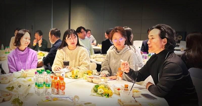 조현범 한국앤컴퍼니그룹 회장(오른쪽 첫번째)이 지난 3일 경기 성남시 판교 본사 테크노플렉스에서 열린 한온시스템 임직원 환영행사 무빙데이에 참석해 직원들과 대화하고 있다. 한국앤컴퍼니 제공