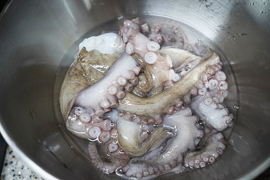 문어 삶는법 이것만 지키면 질기지 않고 탱글하고 부드럽게 삶을 수 있습니다 | 라비키친 주부요리