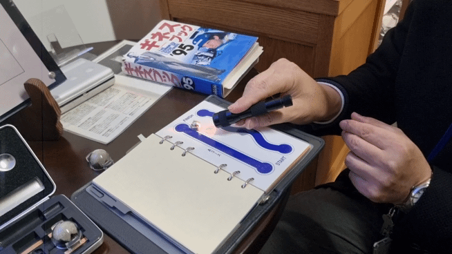 [나가노=뉴시스]엡손 관계자가 불을 비추자 1㎝ 크기의 초소형 자율이동로봇 '무슈'가 빛을 따라 이동하고 있다. (사진=이지용 기자) 2025.02.05. leejy5223@newsis.com *재판매 및 DB 금지