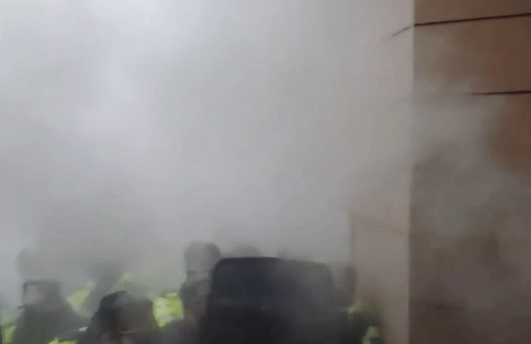 일부 극렬 지지자들이 지난달 19일 새벽 윤석열 대통령 구속영장이 발부되자, 서울서부지법에 난입해 폭동을 일으키는 모습. 〈영상=JTBC 보도화면 일부〉