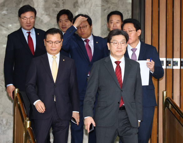갈팡질팡 이미지