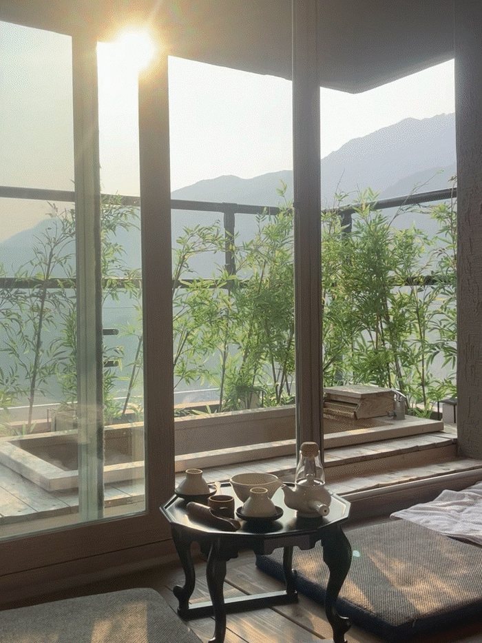 햇볕이 든 편백나무 욕조 /사진= 문서연 여행+ 기자