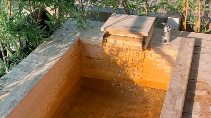 햇볕이 든 편백나무 욕조 /사진= 문서연 여행+ 기자