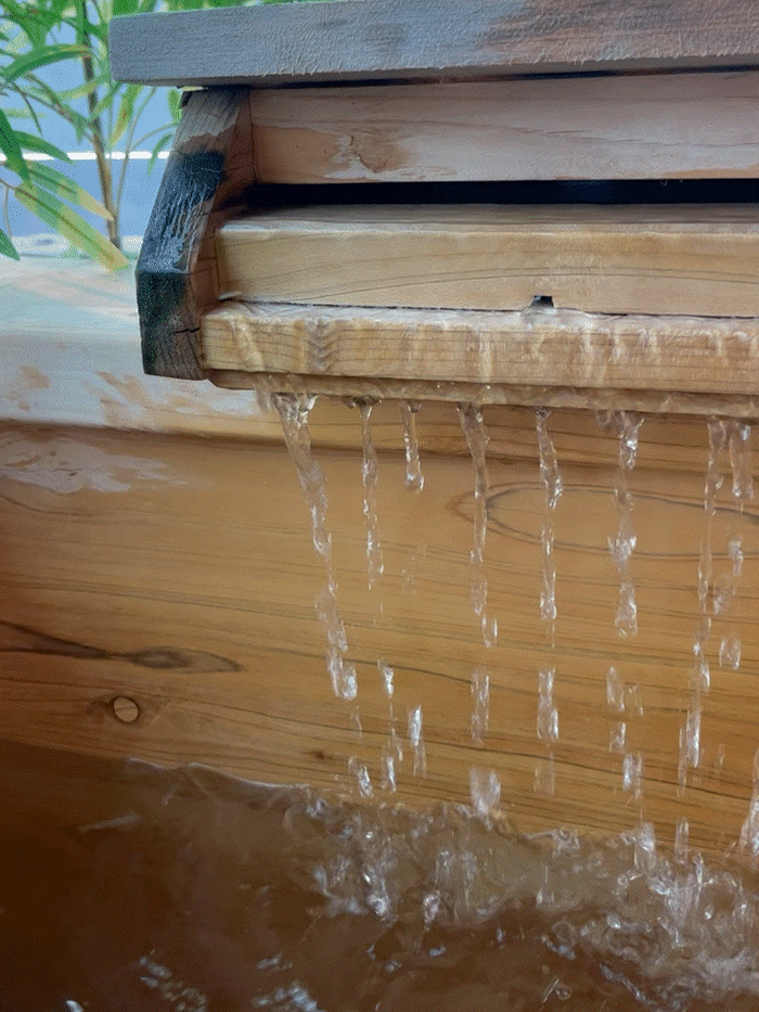 편백나무 욕조에 물이 나오는 모습 /사진= 문서연 여행+ 기자