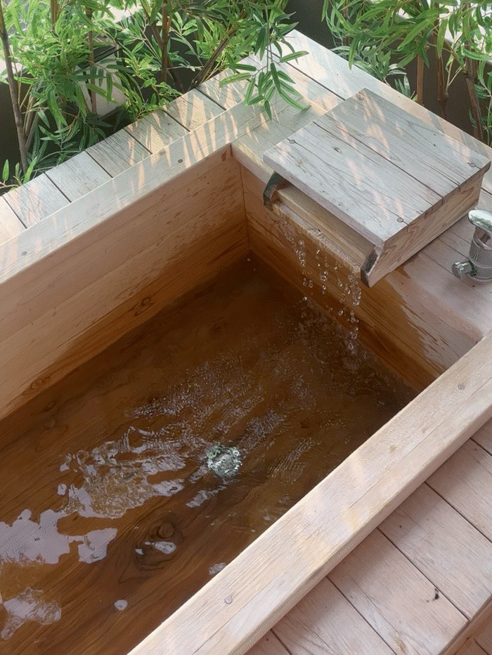 편백나무 욕조에 물이 나오는 모습 /사진= 문서연 여행+ 기자