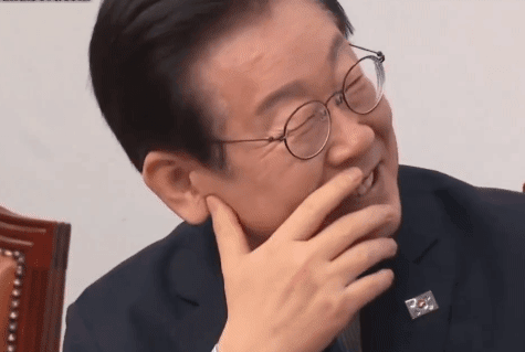 이재명 더불어민주당 대표가 7일 국회 최고위원회의에서 윤 대통령의 ‘인원’ 발언 영상을 보고 웃고 있다. [MBC]