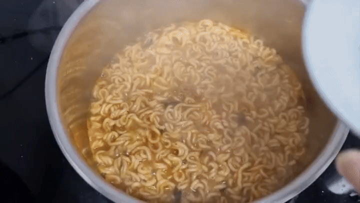 조리후 후첨수프를 넣는 모습. 무파마 제품과 흡사한 냄새와 맛을 낸다. (사진=한전진 기자)