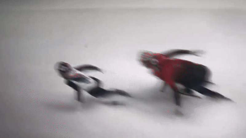 8일 쇼트트랙 남자 500m 결승에서 중국의 쑨룽(세번째)이 오른손으로 린샤오쥔(두번째)의 엉덩이를 미는 듯한 모습과 이후 린샤오쥔이 박지원을 추월하고 쑨룽은 4위로 밀려나는 모습 [중계방송 캡처]