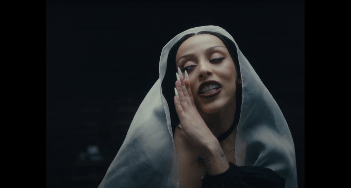 블랙핑크 리사 'Born Again', 19금 매운맛일 줄 알았는데 반전…주체적 여성 노래했다 [TEN뮤직]