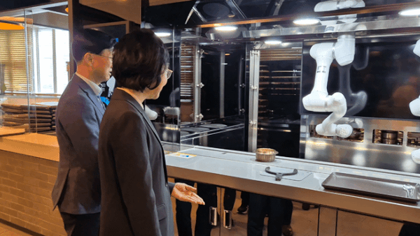 10일 오유경 식약처장과 정해린 삼성웰스토리 대표가 성남시 분당구 삼성웰스토리 구내식당에 방문해 조리로봇이 도입돼 사용되는 모습을 살피고 있다. 2025.2.10/뉴스1