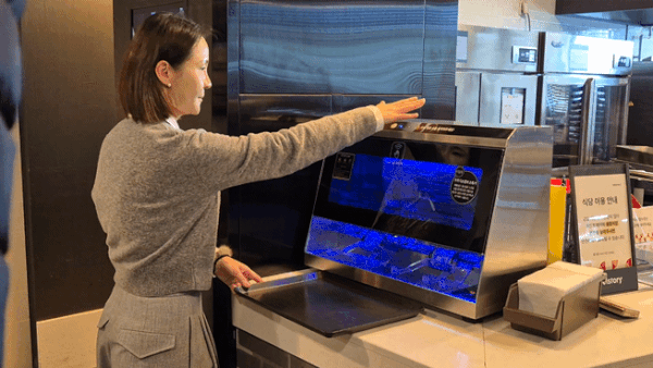 10일 성남시 분당구 삼성웰스토리 구내 식당에서 한 직원이 자동화 기기를 이용해 식기구를 받고 있다. 2025.2.10/뉴스1