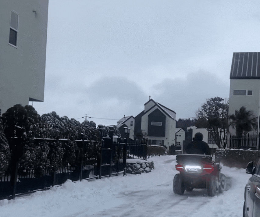 지난 8일 한 네티즌이 그룹 쿨의 이재훈이 제주도 폭설에 동네를 돌며 눈을 치우고 있다며 영상을 올렸다./스레드