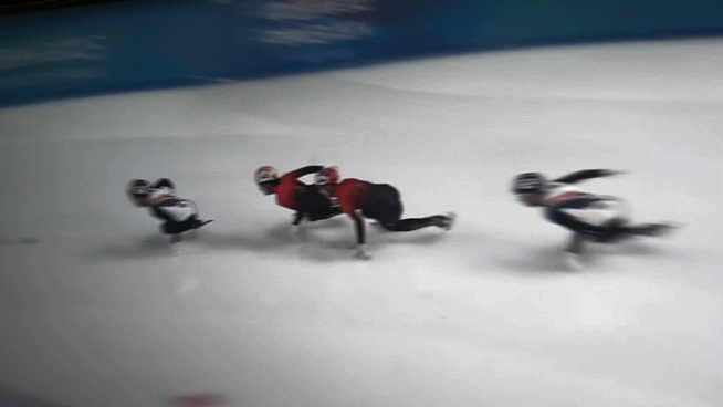 8일 중국 하얼빈 헤이룽장 빙상훈련센터 다목적홀에서 열린 2025 하얼빈겨울아시안게임 쇼트트랙 남자 500m 결승에서 쑨룽이 린샤오쥔을 뒤에서 밀어주고 있다 KBS 갈무리