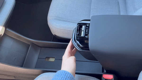 볼보 EX30 내부 수납공간. 운전석과 조수석 사이 창문 조작 버튼도 확인할 수 있다. 이 버튼으로 차내 모든 창문을 조작한다./사진=백유진 기자 byj@