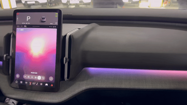 볼보 EX30 울트라 사양에는 스칸디나비아 자연에서 영감을 얻은 다섯 가지 앰비언트 라이트가 적용된다./영상=백유진 기자 byj@