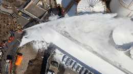 소방당국이 10일 울산 온산공단 유류탱크 화재 현장에서 대용량포방사시스템을 이용해 불을 끄고 있다. /소방청 제공