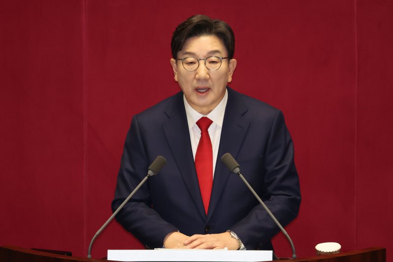 이끌려 이미지