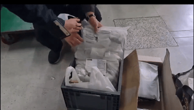 식품의약품안전처 직원이 불법 수입된 티백 제품을 적발하고 있다.[식품의약품안전처 제공]