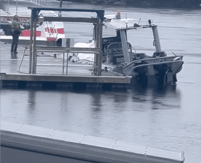 2023년 2월 5일, 전날 머틀비치 상공에서 격추된 뒤 떨어진 풍선의 잔해를 수거하는 미군 당국 관계자들의 모습