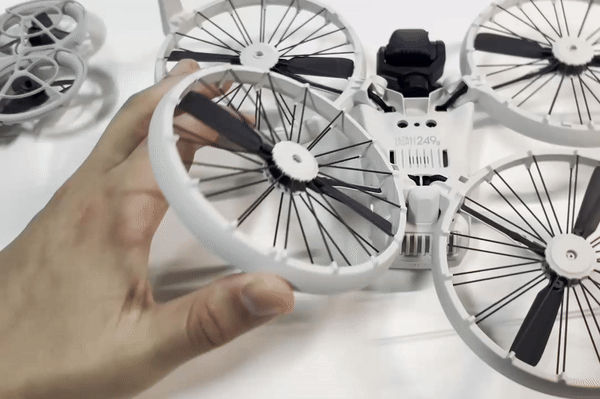 DJI 플립의 프로펠러를 접는 모습 (사진=지디넷코리아 신영빈 기자)