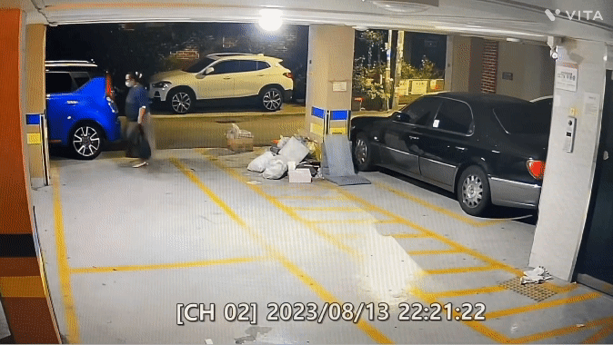 말레이시아 여성 조직원이 2023년 8월13일 서울 양천구의 한 빌라 주차장에서 필로폰 약 5㎏이 든 검은 봉지 2개를 파란색 소울 자동차 뒷좌석에 넣고 있다. 이 조직원은 이 일로 경찰에 붙잡힌 뒤 받은 경찰 조사에서 같은 해 1월27일 있었던 필로폰 밀수입에 대해 진술한다. 경향신문 자료사진