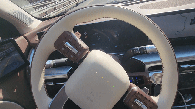 커브 구간에서 아이오닉 9의 HDA2와 차로 유지 보조 2 기능이 작동해 차량이 스티어링을 보조하며 안정적으로 주행하고 있다. /사진=도다솔 기자 did0903@