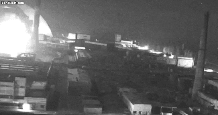 소셜미디어에 올라온 체르노빌 원전 방호덮개에서 폭발이 일어나는 모습./ 엑스