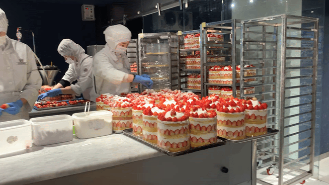 성심당 직원들이 화이트딸기설기를 만들고 있는 모습. 영상=유지희 기자