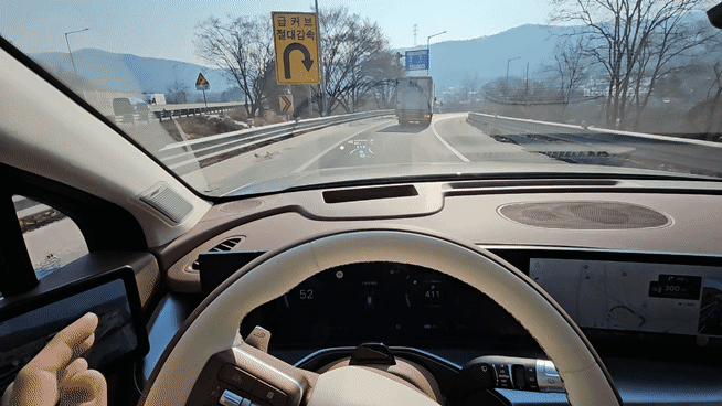 아이오닉 9 차선유지 보조 기능이 활성화된 모습. 서재근 기자