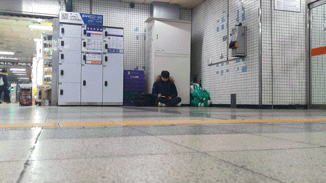 할머니 자리에 직접 앉아본 기자. 짧은 시간이었지만 한 번도 경험하지 못한 추위와 심리적 위축을 느꼈다. 기자는 자리에 앉아 노트에 해당 경험을 모두 작성하며 시간을 보냈다  / 영상 = 김경태 인턴기자