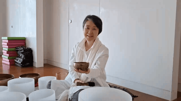 Singing bowl instructor Park Jungran plays a singing bowl at the Gangnam Healing Center in Gaepo-dong, Seoul. (Shin Ji-hye/The Korea Herald)