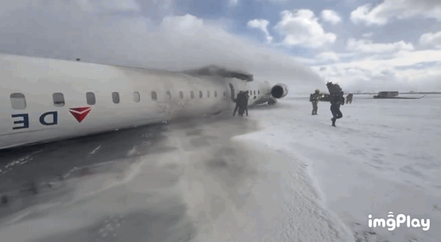 17일(현지시간) 캐나다 토론토 공항에 뒤집혀 있는 델타항공 항공기/사진=X