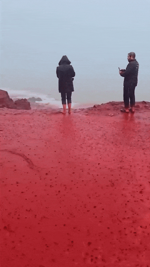 지난 10일 온라인에 공유된 호르무즈섬 '레드 비치'. 사진=엑스 캡처