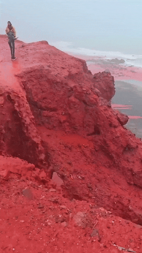 지난 10일 온라인에 공유된 호르무즈섬 '레드 비치'. 사진=엑스 캡처