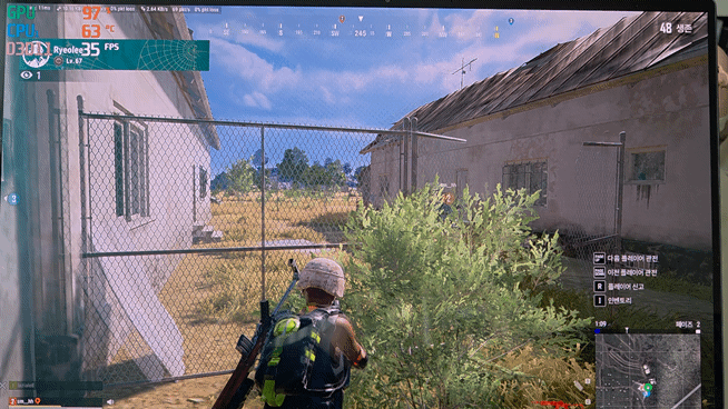 에이수스 젠북 S16 OLED로 '배틀그라운드'를 하는 모습. 사진=구자윤 기자