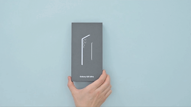 갤럭시 S25 울트라 패키지를 개봉하고 있다. 영상=삼성전자