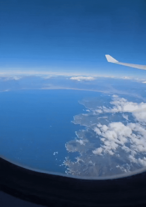 일본으로 가는 비행기 안에서 갤럭시 S25 울트라로 확대 촬영한 후지산 모습.