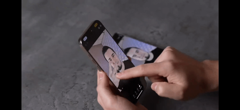 영싱=아이폰16 프로로 '클린 업 툴'을 이용해 얼굴 위에 겹쳐진 손을 지워보는 맥스 테크의 유튜브 영상 갈무리