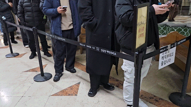 성심당&nbsp;‘딸기 시루’ 시리즈를 사기 위한 오픈런 대기줄이 끝없이 이어지고 있다.