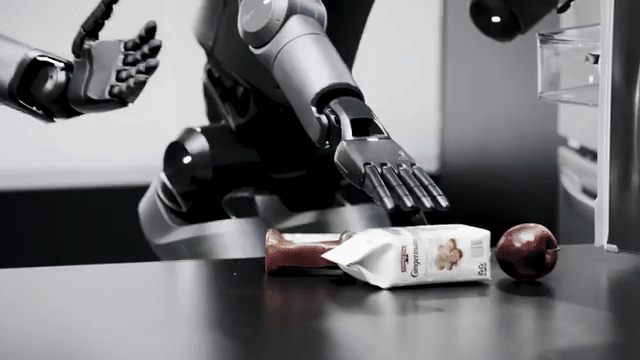 냉장고 쪽 로봇이 쿠키를 집어 건네는 데, 수납장 쪽 로봇은 이를 미리 알아차리고 손을 내밀고 있다. 출처=피겨AI