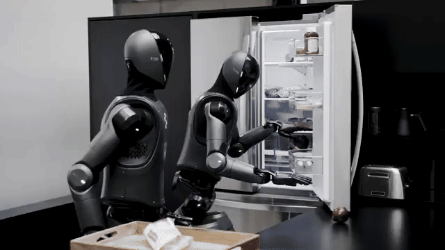 수납장 쪽 로봇은 냉장고 쪽 로봇이 케첩을 냉장고에 집어넣고 나서 마지막으로 남아 있던 사과를 건네려고 하자 탁자 위에 있던 검은색 그릇을 집어 옆으로 내밀고 이를 받아 다시 제자리에 놓는다. 출처=피겨AI