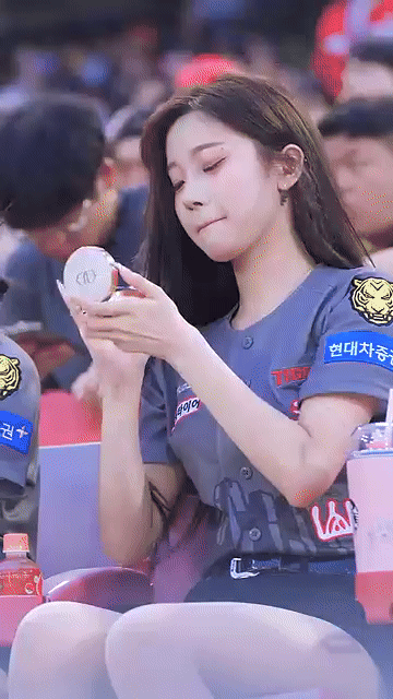 치어리더 이주은이 ‘삐끼삐끼 춤’을 선보이고 있는 영상 중 일부. [온라인 커뮤니티 갈무리]
