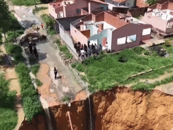 최근 브라질의 마을 부리티쿠푸에 발생한 거대 싱크홀. 사진=엑스 캡처