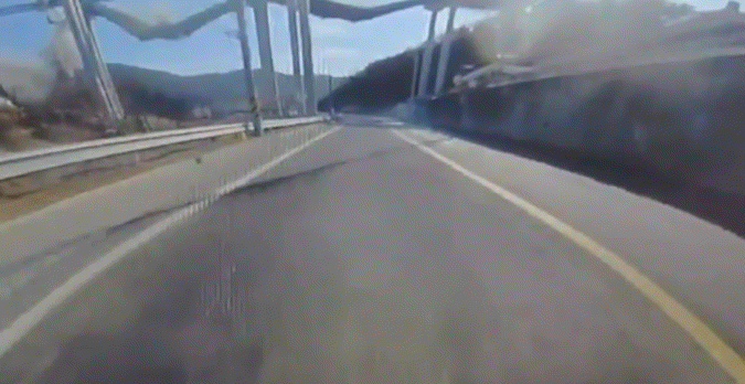 천안 공사 중 고속도로 교량 상판 붕괴 장면. 연합뉴스/독자제공