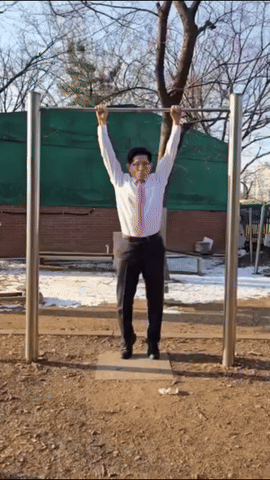 2025년 2월 24일 김문수 고용노동부 장관 지지자가 운영하는 페이스북 페이지  ‘김문수 이야기(MS Story)’에 올라온 김 장관의 턱걸이 운동 영상.[페이스북]
