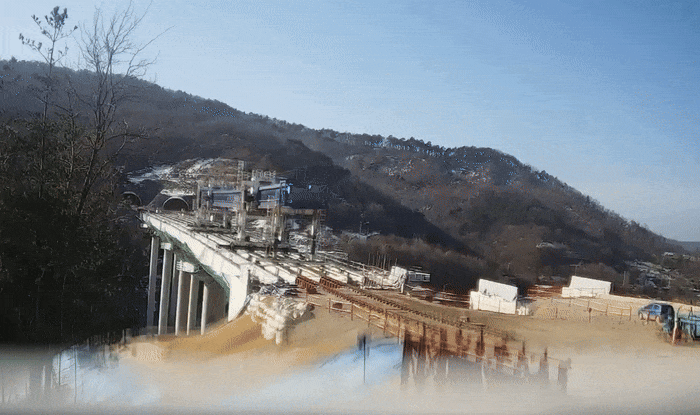 25일 경기도 안성의 고속도로 건설 현장에서 교각 위 구조물이 붕괴되는 순간. [공사 현장 CCTV 영상]