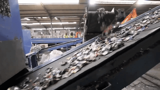 한 재활용 업체에서 음료캔을 분류하고 있다.[린드너코리아 유튜브 갈무리]