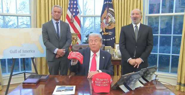 [서울=뉴시스] 트럼프 대통령이 '트럼프가 모든 것에 옳았다(Trump was right about everything)'라는 문구가 새겨진 모자를 자랑하며 기자들에게 나눠주는 모습. (출처=Diario AS 유튜브) 2025.02.26. photo@newsis.com *재판매 및 DB 금지